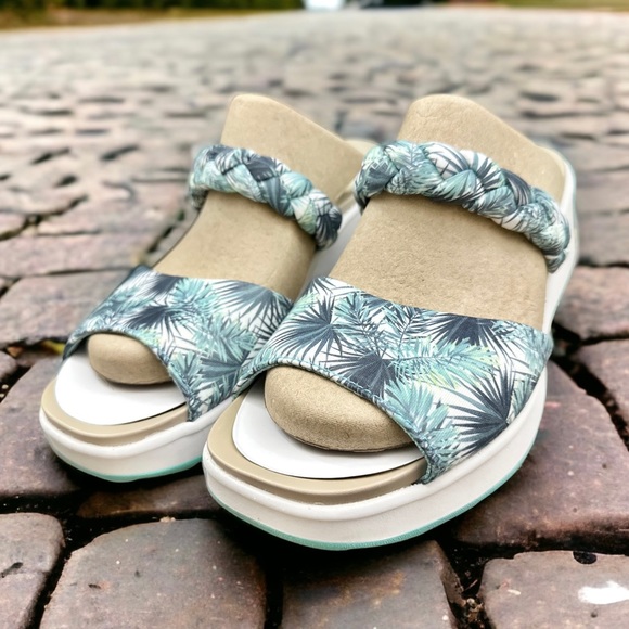 NIB Bzees New Wave Platform Wedge Slide Sandals Greenleaf 8M 38 - Picture 3 of 16